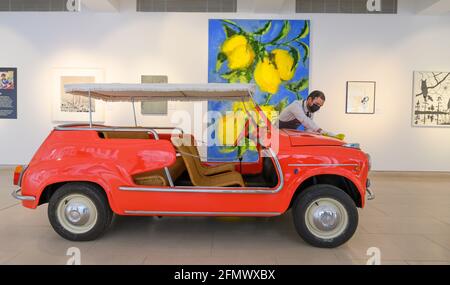 Christie’s, London, Großbritannien. 12 Mai 2021. Vorschau der Auktion Collection of Marion Lambert in London zum Wohle von war Child. Die Live-Auktion der Schweizer Kunstsammler 30 Partien findet am 25-26. Mai in Paris und ab 11-27. Mai online statt. Bild: Fiat Typ 600 De Plage Ghia „Jolly“, Schätzung £28,000-36,000. Quelle: Malcolm Park/Alamy Live News. Stockfoto