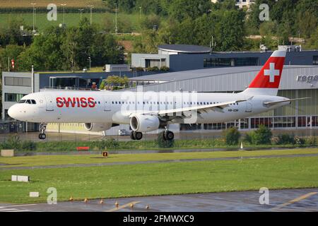 Zürich, Schweiz – 5. August 2017: Swiss Air Lines Airbus A321 am Flughafen Zürich (ZRH) in der Schweiz. Airbus ist ein Flugzeughersteller aus Toul Stockfoto