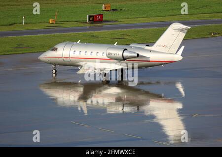 Zürich, Schweiz – 5. August 2017: VistaJet Bombardier Challenger 605 am Flughafen Zürich (ZRH) in der Schweiz. Stockfoto