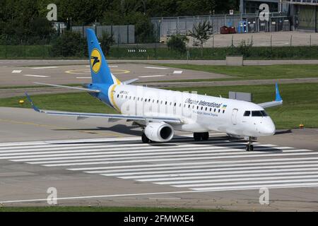 Zürich, Schweiz – 29. Juli 2016: Ukraine International Embraer 190 am Flughafen Zürich (ZRH) in der Schweiz. Embraer ist ein Flugzeughersteller BAS Stockfoto