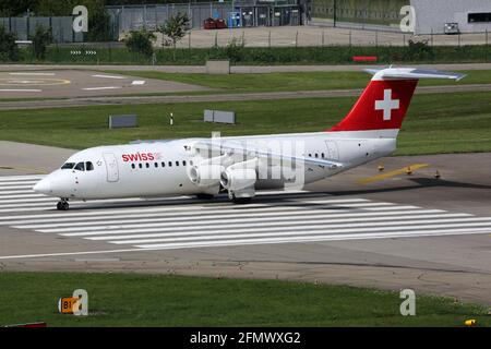 Zürich, Schweiz – 29. Juli 2016: Swiss Air Lines BAE Systems Avro 146-RJ100 am Flughafen Zürich (ZRH) in der Schweiz. Stockfoto