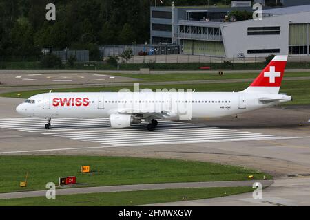 Zürich, Schweiz – 29. Juli 2016: Swiss Air Lines Airbus A321 am Flughafen Zürich (ZRH) in der Schweiz. Airbus ist ein Flugzeughersteller aus Toulo Stockfoto