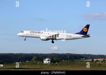 Zürich, Schweiz – 29. Juli 2016: Lufthansa Regional Embraer 190 am Flughafen Zürich (ZRH) in der Schweiz. Stockfoto