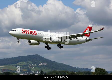 Zürich, Schweiz – 29. Juli 2016: Swiss Air Lines Airbus A330 am Flughafen Zürich (ZRH) in der Schweiz. Airbus ist ein Flugzeughersteller aus Toulo Stockfoto