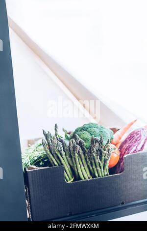 Frisches Bio-Gemüse und Gemüse sicher kontaktlose Lieferung während Coronavirus Covid-19 Pandemie Ausbruch. Box mit lokalen Bauern Lebensmittel liefern Stockfoto