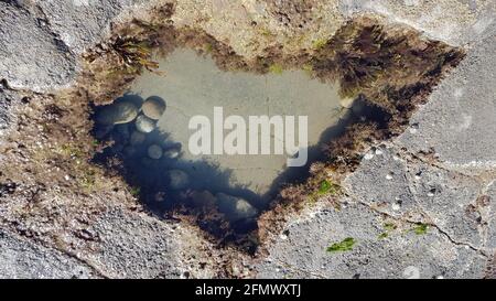 Ein herzförmiger Pool aus Felsen Stockfoto