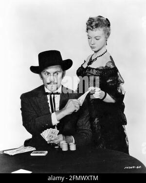 KIRK DOUGLAS als Doc Holliday und JO VAN FLEET im SCHIESSKAMPF BEIM O.K. CORRAL 1957 Regisseur JOHN STURGES Drehbuch Leon URIs Musik Dimitri Tiomkin Produzent Hal B. Wallis Wallis-Hazen / Paramount Pictures Stockfoto