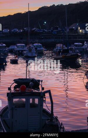 Im Hafen in Lyme Regis in der Abenddämmerung Stockfoto