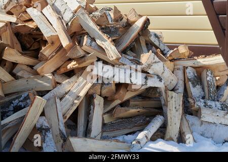 Birkenbrennholz liegt im Hof des Hauses Stockfoto