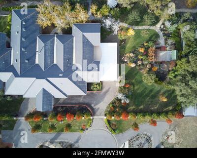 Suburban House Australia Luftaufnahme mit Bäumen, Haus und Garten in einer städtischen Umgebung, Castlemaine, Victoria, Australien. Stockfoto