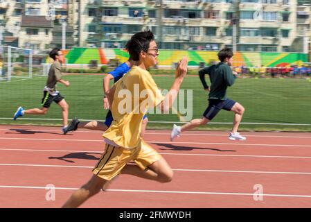 Schüler der Oberstufe nimmt am Schulbahntag in Shanghai, China, Teil Stockfoto