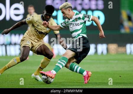 Lissabon. Mai 2021. Pedro Goncalves (R) von Sporting CP spielt mit Jackson Porozo vom Boavista FC während eines Fußballspiels der Portugiesischen Liga im Jose Alvalade Stadion in Lissabon, Portugal am 11. Mai 2021. Quelle: Pedro Fiuza/Xinhua/Alamy Live News Stockfoto