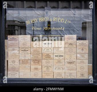 Edle Weinkoffer gestapelt in einer Schaufensteransicht von Berry Brothers & Rudd Ltd Wine Merchants in der St James’s Street, London. Mai 2021 Stockfoto