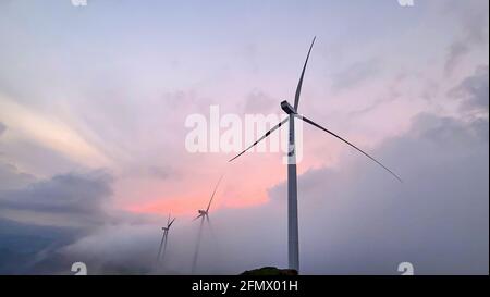 Bingzhou, China. Mai 2021. Die windgetriebenen Generatoren erzeugen am 12. Mai 2021 im tiefen Berg in Bingzhou, Hunan, China, Strom durch Wind.(Foto: TPG/cnsphotos) Quelle: TopPhoto/Alamy Live News Stockfoto