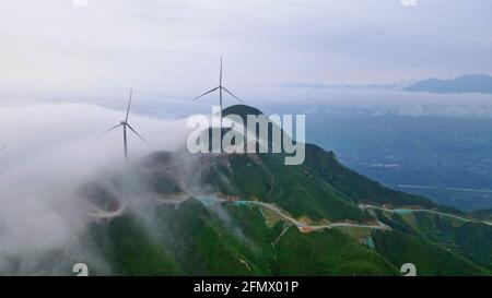 Bingzhou, China. Mai 2021. Die windgetriebenen Generatoren erzeugen am 12. Mai 2021 im tiefen Berg in Bingzhou, Hunan, China, Strom durch Wind.(Foto: TPG/cnsphotos) Quelle: TopPhoto/Alamy Live News Stockfoto