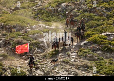 Altay, China. Mai 2021. Die Polizisten patrouillieren am 11. Mai 2021 in Altay, Xinjiang, China, mit Hunden und Pferden an den nationalen Grenzen.(Foto: TPG/cnsphotos) Quelle: TopPhoto/Alamy Live News Stockfoto