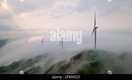 Bingzhou, China. Mai 2021. Die windgetriebenen Generatoren erzeugen am 12. Mai 2021 im tiefen Berg in Bingzhou, Hunan, China, Strom durch Wind.(Foto: TPG/cnsphotos) Quelle: TopPhoto/Alamy Live News Stockfoto