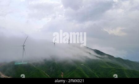 Bingzhou, China. Mai 2021. Die windgetriebenen Generatoren erzeugen am 12. Mai 2021 im tiefen Berg in Bingzhou, Hunan, China, Strom durch Wind.(Foto: TPG/cnsphotos) Quelle: TopPhoto/Alamy Live News Stockfoto