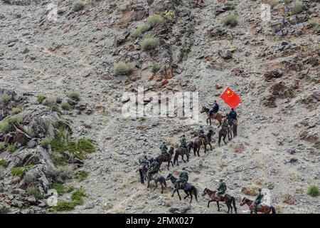 Altay, China. Mai 2021. Die Polizisten patrouillieren am 11. Mai 2021 in Altay, Xinjiang, China, mit Hunden und Pferden an den nationalen Grenzen.(Foto: TPG/cnsphotos) Quelle: TopPhoto/Alamy Live News Stockfoto