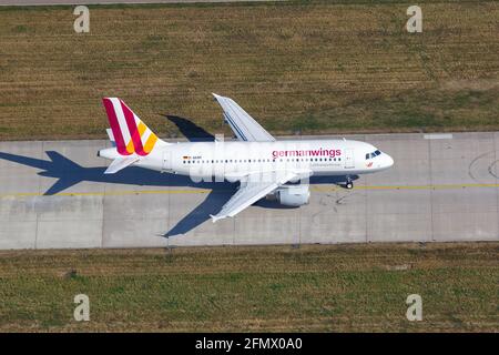 Stuttgart, 2. September 2016: Germanwings Airbus A319 am Flughafen Stuttgart (STR) in Deutschland. Airbus ist ein europäischer Flugzeughersteller Stockfoto