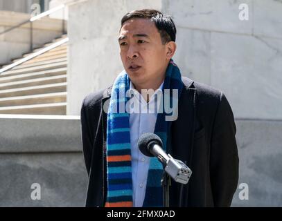 New York, Usa. Mai 2021. Bürgermeisterkandidat Andrew Yang hält eine Pressekonferenz vor dem Tweed Courthouse ab, wo sich das Bildungsministerium befindet, um die Eröffnung von Schulen im September für Vollzeit, persönlich, mit Lehrern im Klassenzimmer für alle Schüler zu fordern. (Foto von Lev Radin/Pacific Press) Quelle: Pacific Press Media Production Corp./Alamy Live News Stockfoto