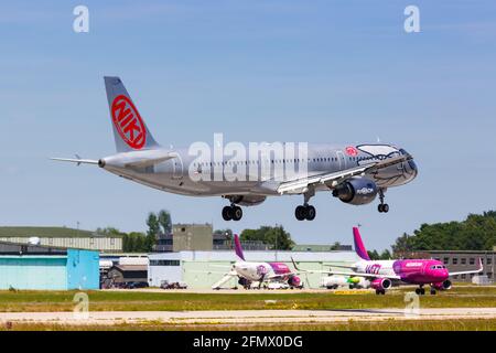 Memmingen, 18. Juni 2017: Niki Airbus A321 am Flughafen Memmingen (FMM) in Deutschland. Airbus ist ein europäischer Flugzeughersteller Stockfoto