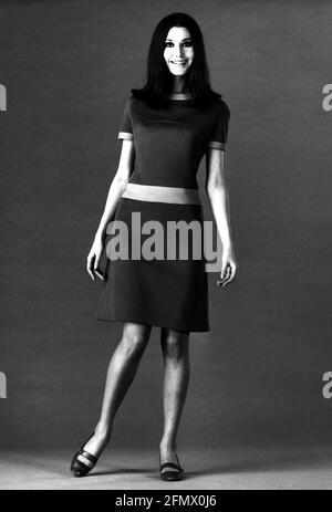Mode, 60er Jahre, Damenmode, Mini-Mode, Modell mit Mantelkleid von Chloe, ZUSÄTZLICHE-RIGHTS-CLEARANCE-INFO-NOT-AVAILABLE Stockfoto