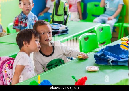 Kindergartenschüler nehmen am Unterricht in einer ländlichen Schule in Xiuning, Anhui, China, Teil Stockfoto