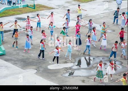 Schüler der Weiqiao Central Primary School in Xiuning, Anhui, China, nehmen am Sporttag Teil. Stockfoto