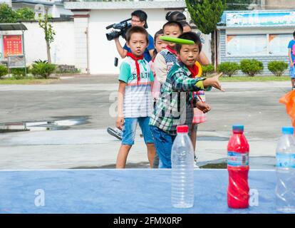 Schüler der Weiqiao Central Primary School in Xiuning, Anhui, China, nehmen am Sporttag Teil. Stockfoto