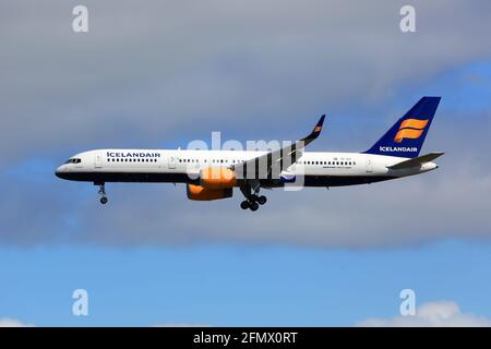 Reykjavik, Island – 02. Juli 2017: Icelandair Boeing 757-200 am Flughafen Keflavik (KEF) in Island. Boeing ist ein Flugzeughersteller mit Sitz in Seattl Stockfoto
