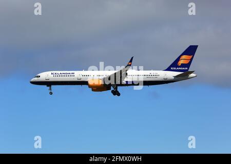 Reykjavik, Island – 02. Juli 2017: Icelandair Boeing 757-200 am Flughafen Keflavik (KEF) in Island. Boeing ist ein Flugzeughersteller mit Sitz in Seattl Stockfoto
