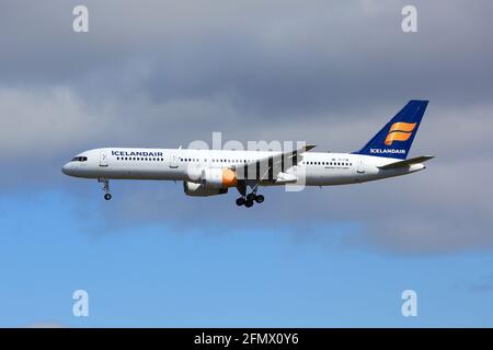 Reykjavik, Island – 02. Juli 2017: Icelandair Boeing 757-200 am Flughafen Keflavik (KEF) in Island. Boeing ist ein Flugzeughersteller mit Sitz in Seattl Stockfoto