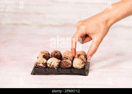 Brigadeiro ist eine typische Süßigkeit der brasilianischen Gastronomie Stockfoto