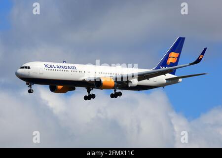 Reykjavik, Island – 02. Juli 2017: Icelandair Boeing 767-300ER am Flughafen Keflavik (KEF) in Island. Boeing ist ein Flugzeughersteller mit Sitz in Seat Stockfoto