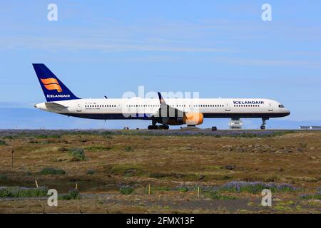 Reykjavik, Island – 02. Juli 2017: Icelandair Boeing 757-300 am Flughafen Keflavik (KEF) in Island. Boeing ist ein Flugzeughersteller mit Sitz in Seattl Stockfoto