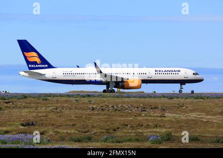 Reykjavik, Island – 02. Juli 2017: Icelandair Boeing 757-200 am Flughafen Keflavik (KEF) in Island. Boeing ist ein Flugzeughersteller mit Sitz in Seattl Stockfoto
