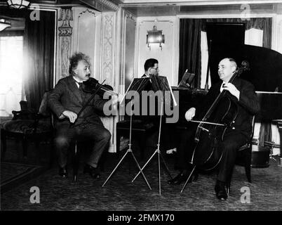 Einstein, Albert, 14.3.1879 - 18.4.1955, amerikanisch-deutscher Wissenschaftler (Physiker), Ganzfigur, ADDITIONAL-RIGHTS-CLEARANCE-INFO-NOT-AVAILABLE Stockfoto