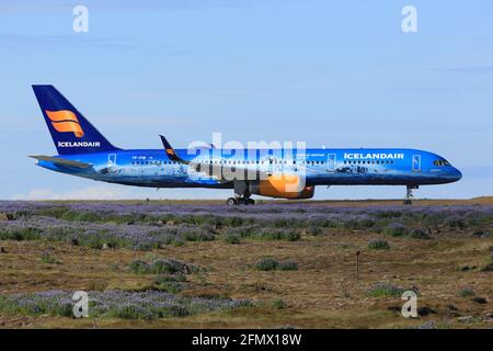 Reykjavik, Island – 02. Juli 2017: Icelandair Boeing 757-200 am Flughafen Keflavik (KEF) in Island. Boeing ist ein Flugzeughersteller mit Sitz in Seattl Stockfoto