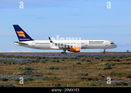 Reykjavik, Island – 02. Juli 2017: Icelandair Boeing 757-200 am Flughafen Keflavik (KEF) in Island. Boeing ist ein Flugzeughersteller mit Sitz in Seattl Stockfoto