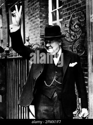 Churchill, Sir Winston 30.11.1874 - 24.1.1965, britischer Politiker, halbe Länge, 1943, ZUSÄTZLICHE-RIGHTS-CLEARANCE-INFO-NOT-AVAILABLE Stockfoto