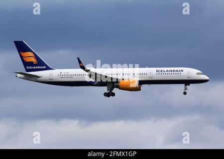 Reykjavik, Island – 02. Juli 2017: Icelandair Boeing 757-200 am Flughafen Keflavik (KEF) in Island. Boeing ist ein Flugzeughersteller mit Sitz in Seattl Stockfoto