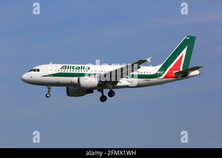 Brüssel, Belgien – 10. Mai 2017: Alitalia Airbus A319 am Brüsseler Flughafen (BRU) in Belgien. Airbus ist ein Flugzeughersteller aus Toulouse, Frankreich. Stockfoto