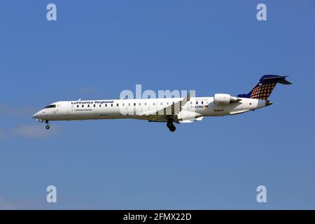 Brüssel, Belgien – 09. Mai 2017: Lufthansa Regional Bombardier CRJ-900 am Brüsseler Flughafen (BRU) in Belgien. Stockfoto