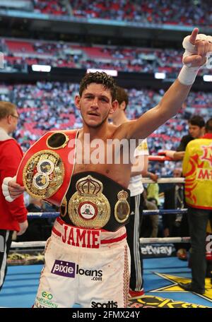 Datei-Foto vom 31-05-2014 von Jamie McDonnell feiert mit seinem Gürtel nach dem Sieg über Tabtimdaeng Na Rachawat in ihrem vakanten WBA World Bantamweight Title Kampf im Wembley Stadium, London. Ausgabedatum: Mittwoch, 12. Mai 2021. Stockfoto