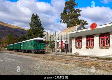 Kingston, Neuseeland. Waggons des 'Kingston Flyer', einer historischen Dampfeisenbahn, und des Bahnhofs Kingston, heute ein Café Stockfoto