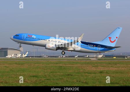 Stuttgart, Deutschland – 8. April 2017: TUIfly Boeing 737 am Stuttgarter Flughafen (STR) in Deutschland. Boeing ist ein Flugzeughersteller mit Sitz in Seattle, Wash Stockfoto