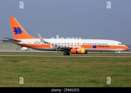 Stuttgart, Deutschland – 8. April 2017: TUIfly Boeing 737 am Stuttgarter Flughafen (STR) in Deutschland. Boeing ist ein Flugzeughersteller mit Sitz in Seattle, Wash Stockfoto