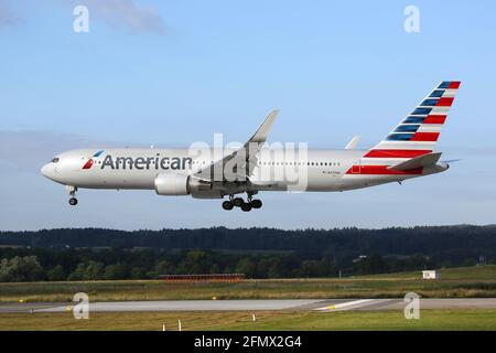 Zürich, Schweiz – 29. Juli 2016: American Airlines Boeing 767-300ER am Flughafen Zürich (ZRH) in der Schweiz. Boeing ist ein Flugzeughersteller BAS Stockfoto