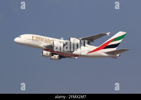 Dubai, Vereinigte Arabische Emirate - 6. März 2017: Emirates Airbus A380 am Flughafen Dubai (DXB) in den Vereinigten Arabischen Emiraten. Stockfoto